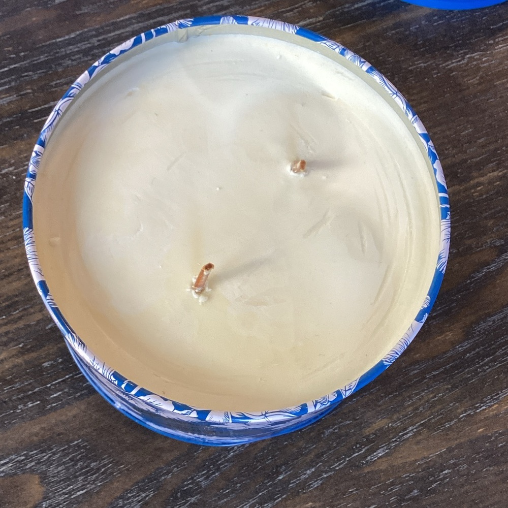 La Jolie Muse Shore Breeze & Sage Scented Candle - Picture 3 of 5